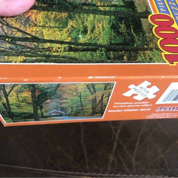Hoyle Jigsaw Puzzle;  Covered Bridge In Fall, Model#5600-SCE, 1000 pieces - Picture 3 of 7